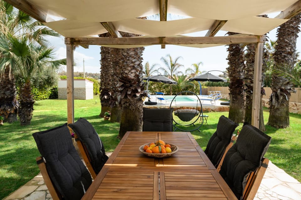 Patio, Spring, Day, Garden, Seating area, Dining area, Garden view