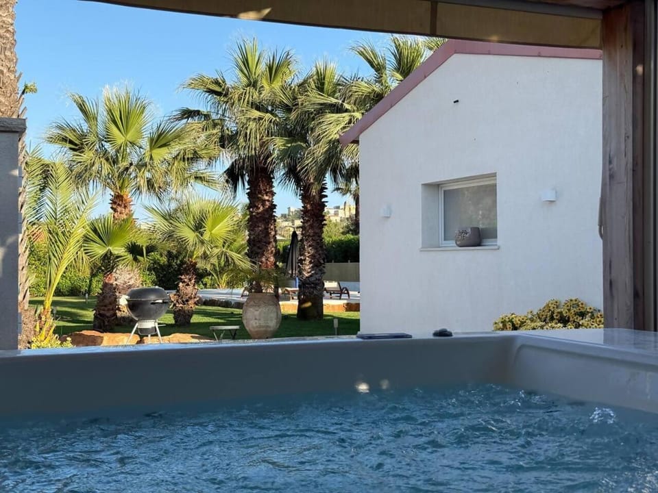 Property building, Day, Garden, Hot Tub, Garden view, Pool view, Swimming pool