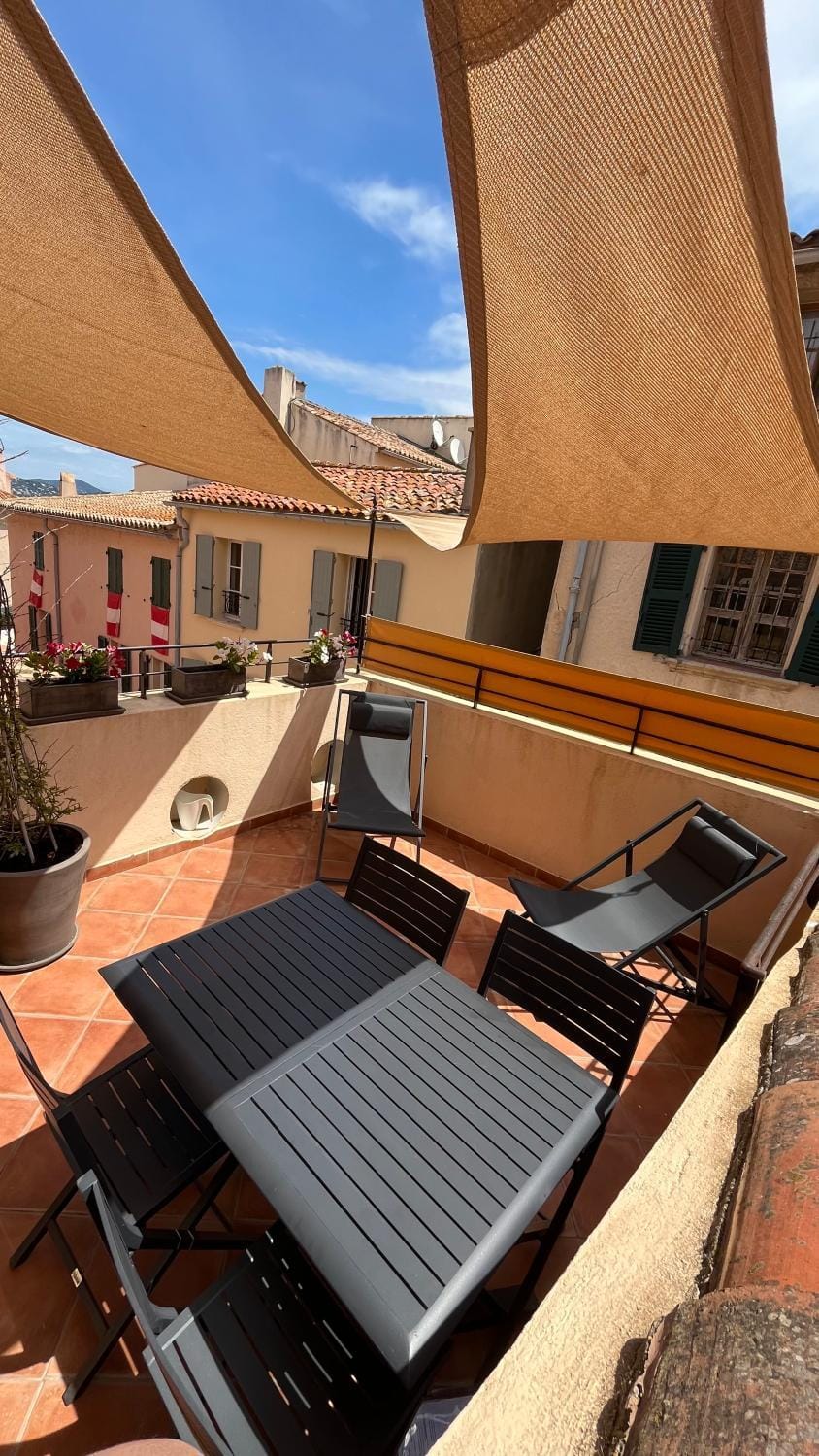 Balcony/Terrace, sunbed