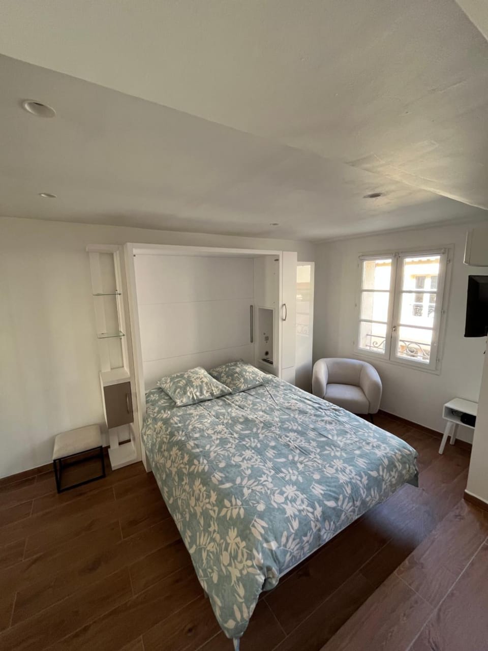 Bed, TV and multimedia