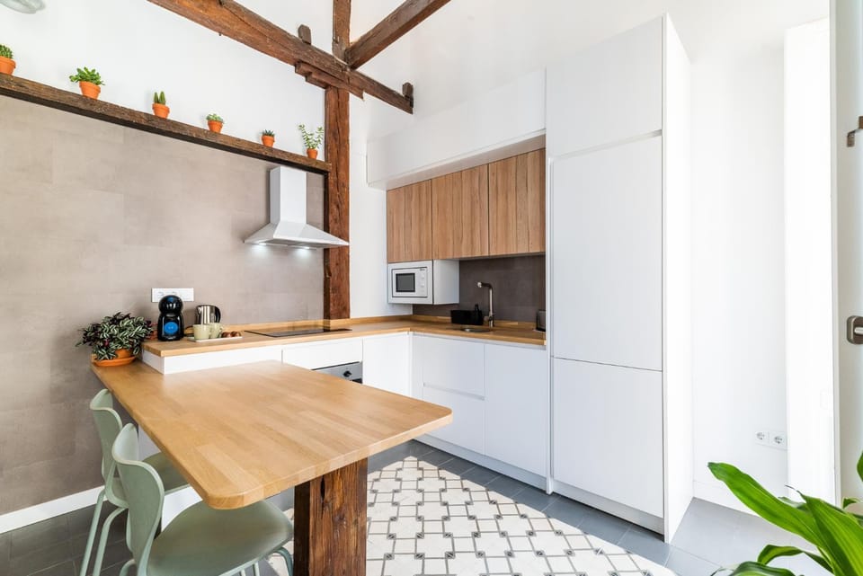 Kitchen or kitchenette, Dining area