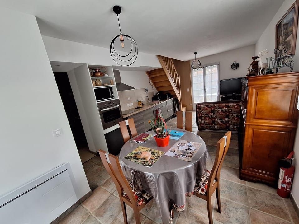Kitchen or kitchenette, Dining area