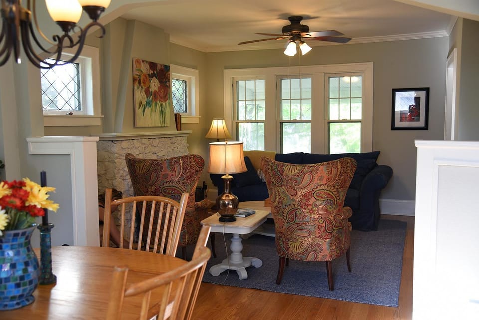 Property building, Living room, Seating area, Dining area, fireplace, air conditioner