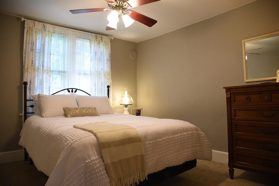 Bed, Photo of the whole room, Bedroom, fireplace