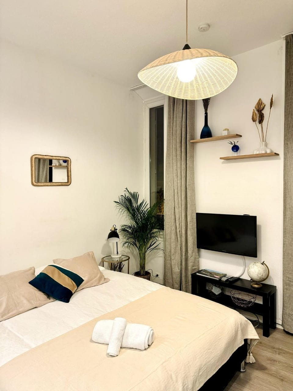 Bed, TV and multimedia, Photo of the whole room, Bedroom, towels