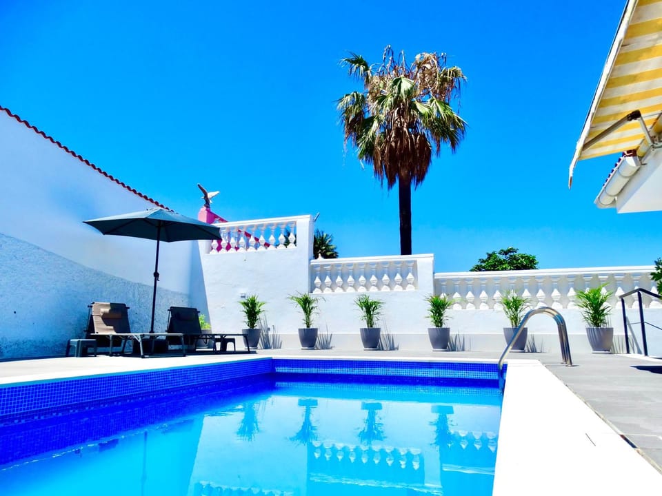 Swimming pool, sunbed