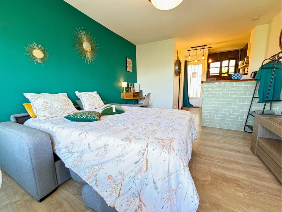 Bed, Living room, Seating area