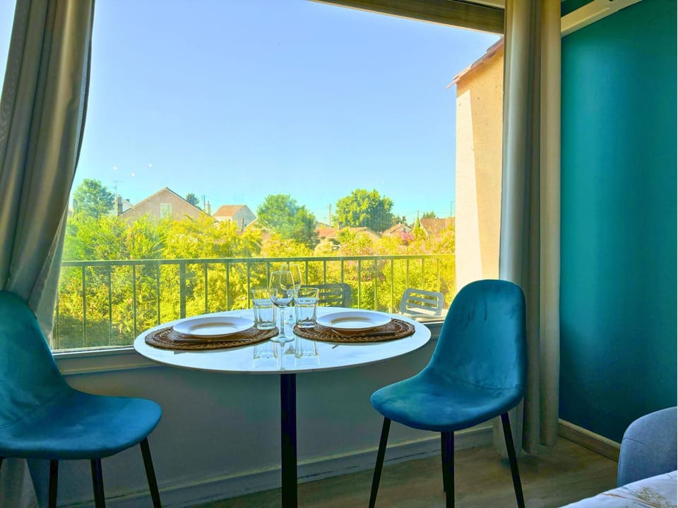 View (from property/room), Balcony/Terrace, Living room, Dining area
