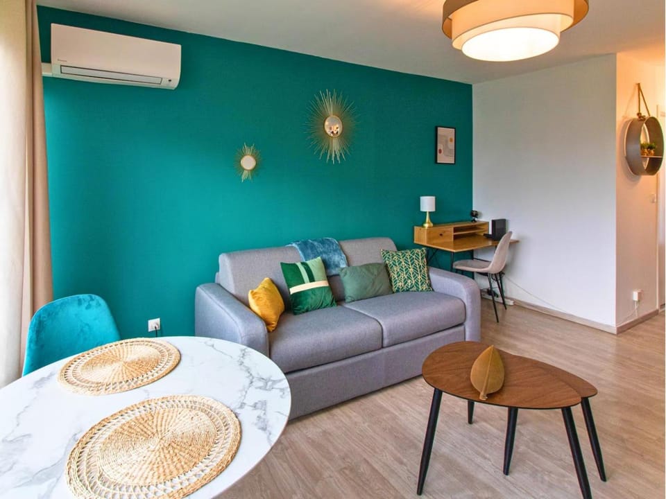 Living room, Seating area, Dining area, air conditioner