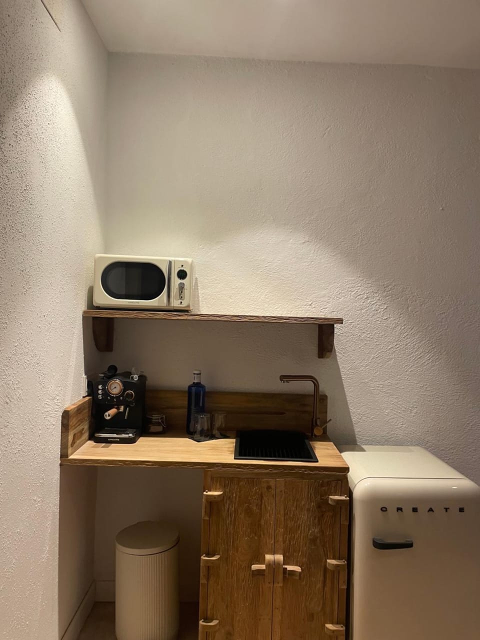Kitchen or kitchenette, minibar