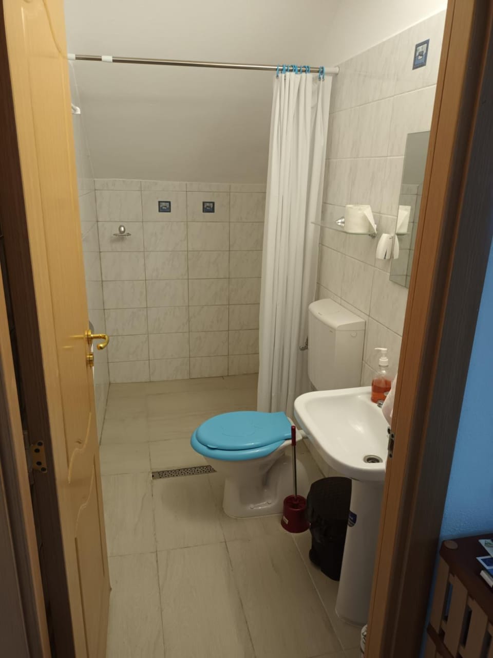 Shower, Toilet, Bathroom, bidet, towels