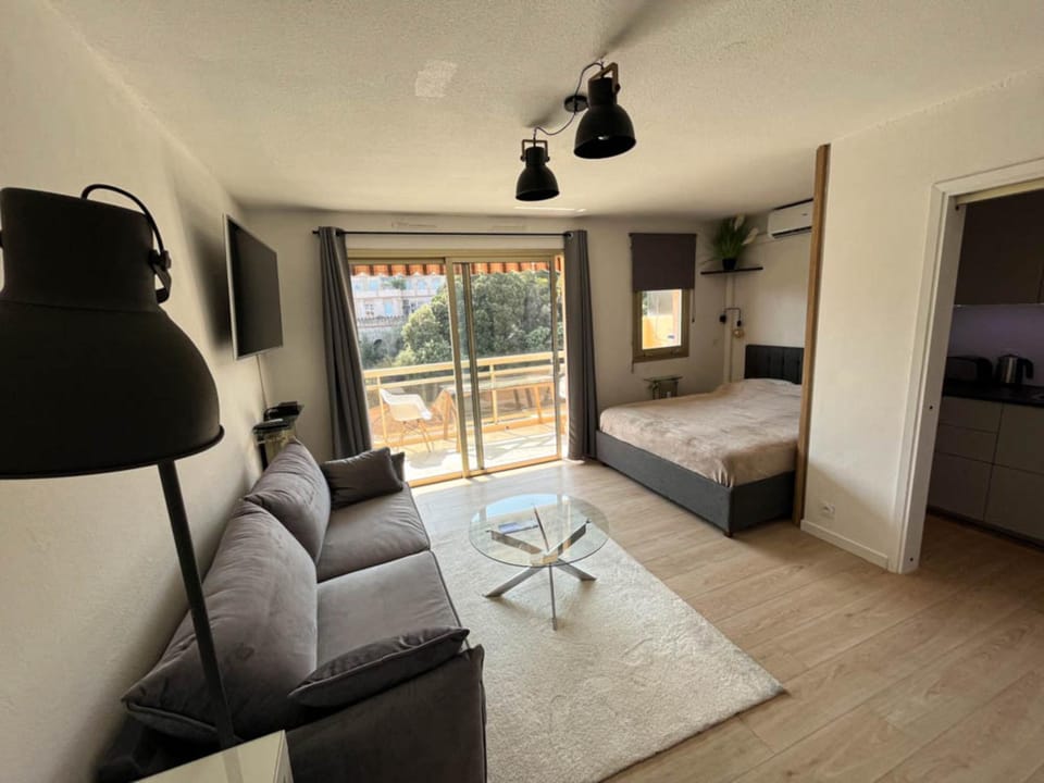 Bed, TV and multimedia, Living room, Seating area, Bedroom