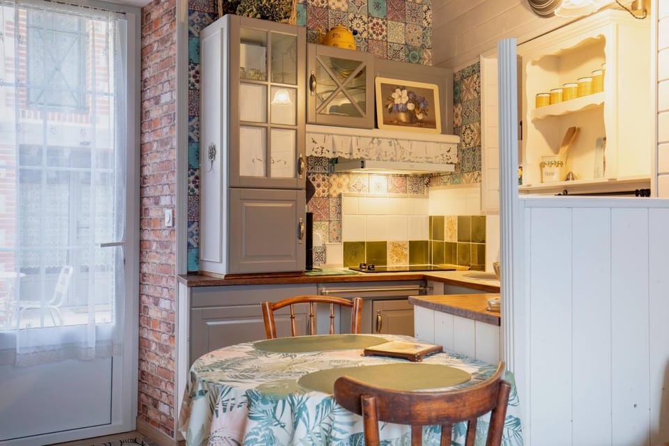 Kitchen or kitchenette, Dining area