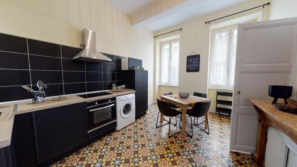 Kitchen or kitchenette, Dining area