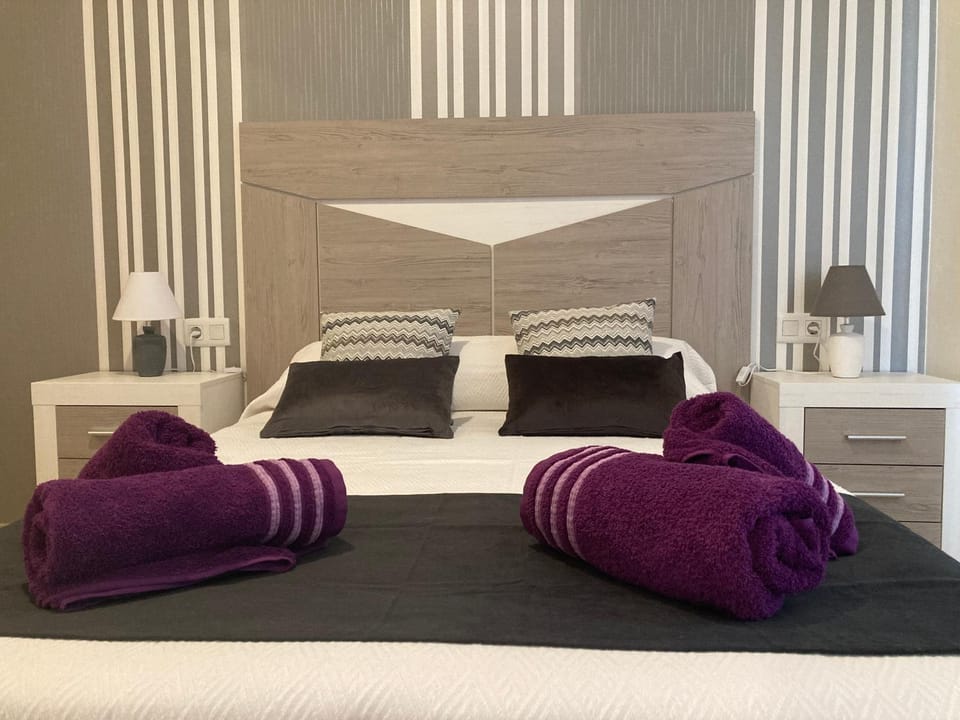 Bed, Photo of the whole room, Bedroom, towels