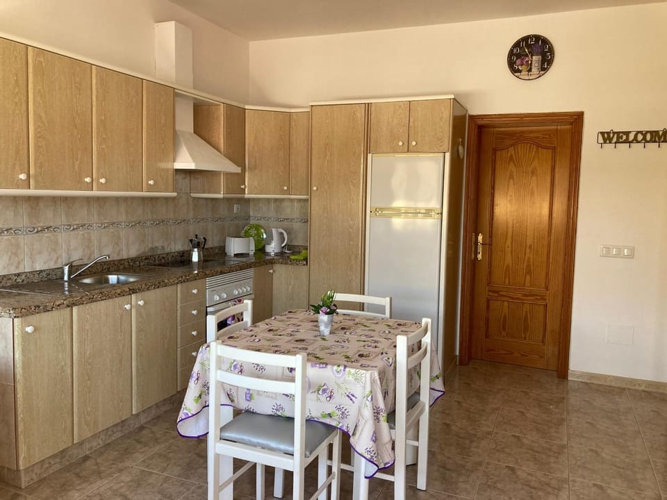 Kitchen or kitchenette, Dining area, oven, stove