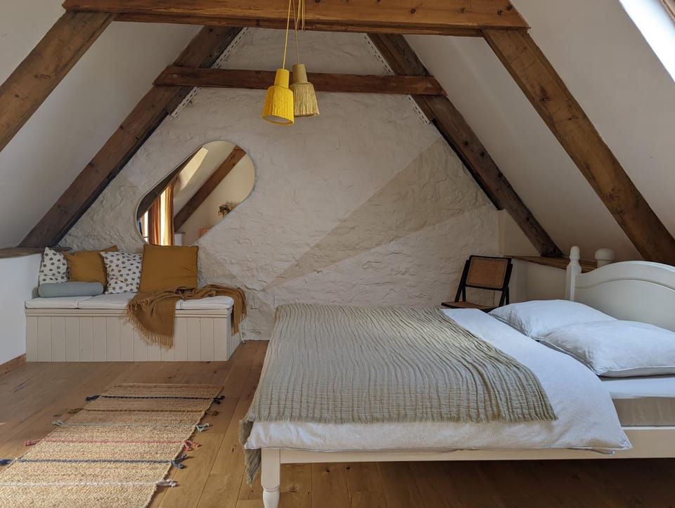 Bed, Photo of the whole room, Seating area, Bedroom