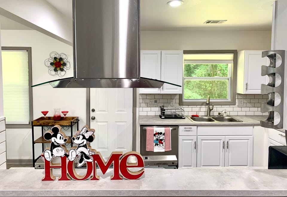 Kitchen or kitchenette, dishwasher, minibar, stove