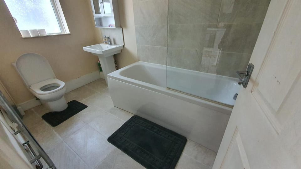 Spacious 3-bedroom home in Birmingham with driveway parking Apartment in The Royal Town of Sutton Coldfield