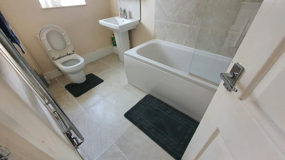 Spacious 3-bedroom home in Birmingham with driveway parking Apartment in The Royal Town of Sutton Coldfield
