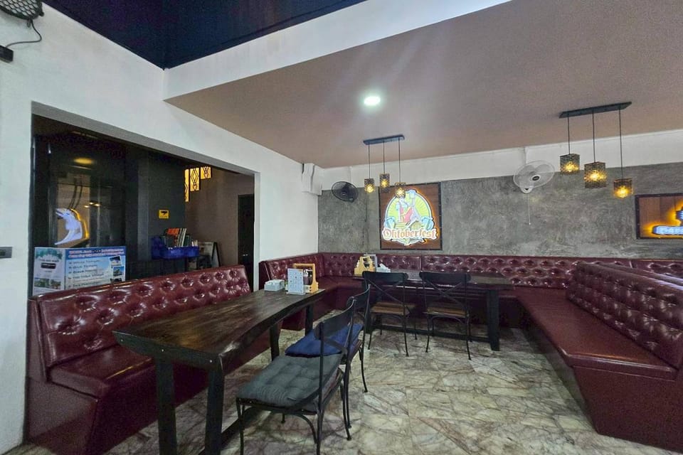 Restaurant/places to eat, Lobby or reception, Seating area