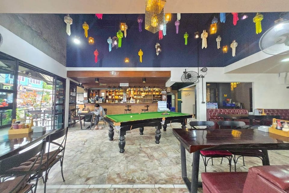 Restaurant/places to eat, Lounge or bar