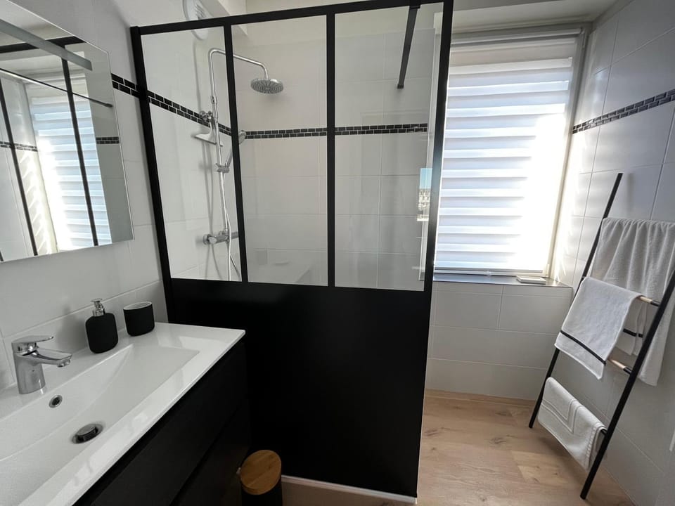 Shower, Bathroom, heating, towels