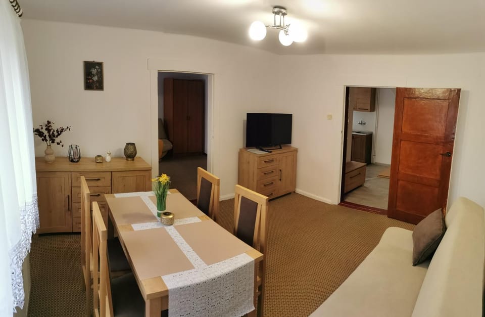 Communal lounge/ TV room, Bed, TV and multimedia, Living room, Dining area, locker