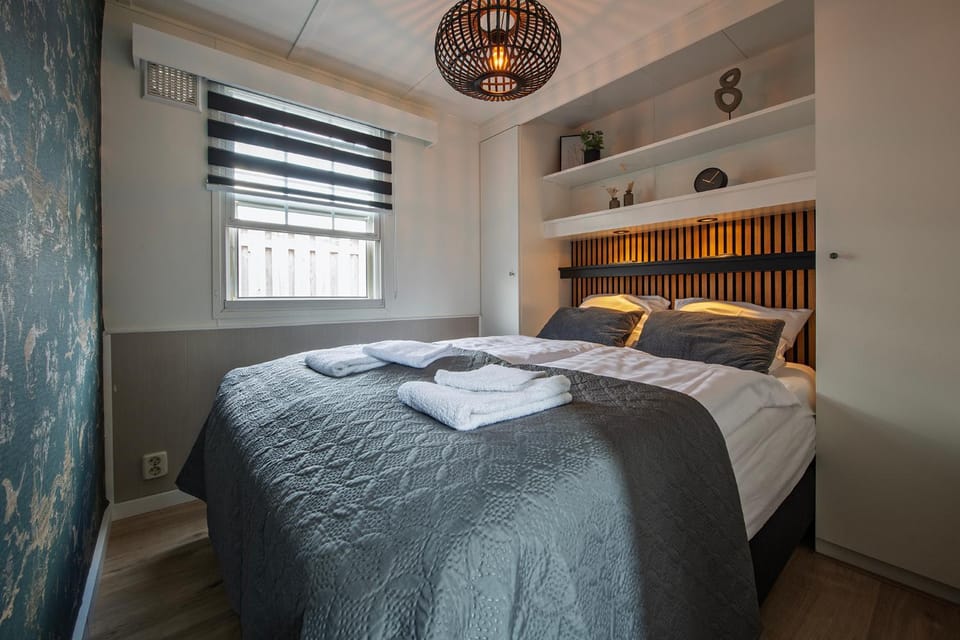 Bed, Photo of the whole room, Bedroom, towels