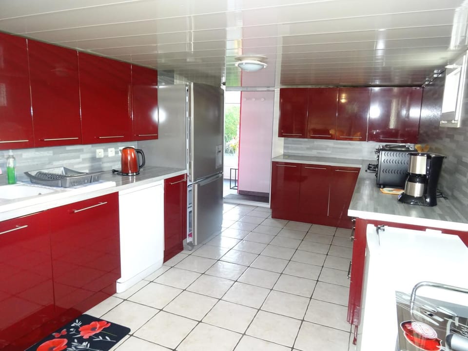 Kitchen or kitchenette, dishwasher, stove