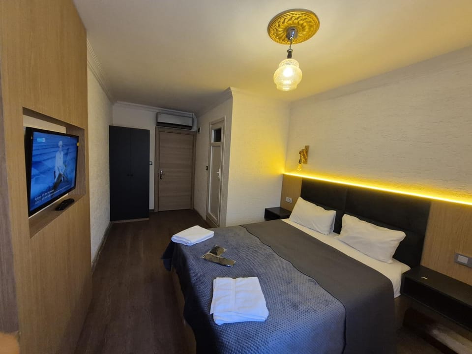 Bed, TV and multimedia, Photo of the whole room, towels