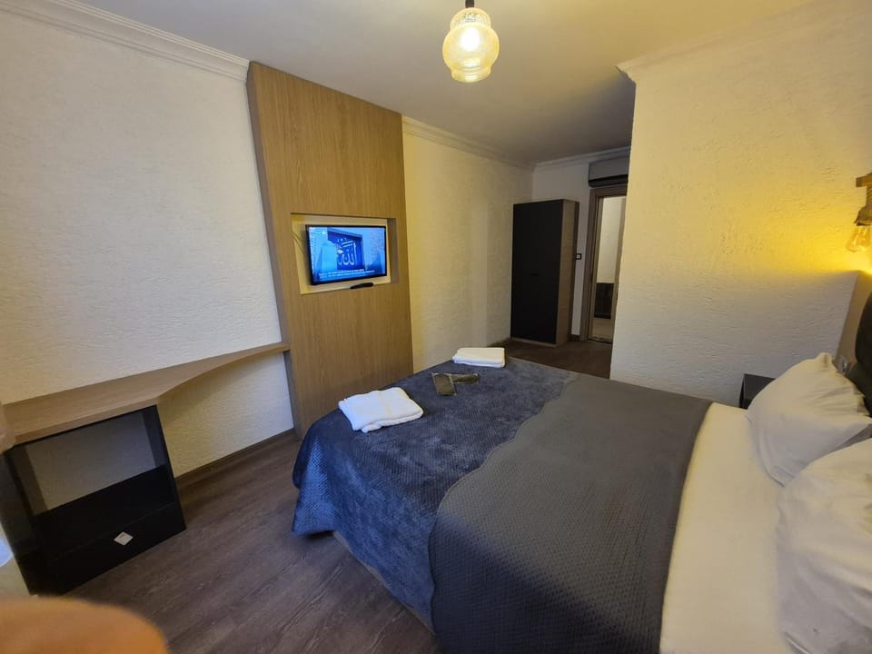 Bed, TV and multimedia, towels