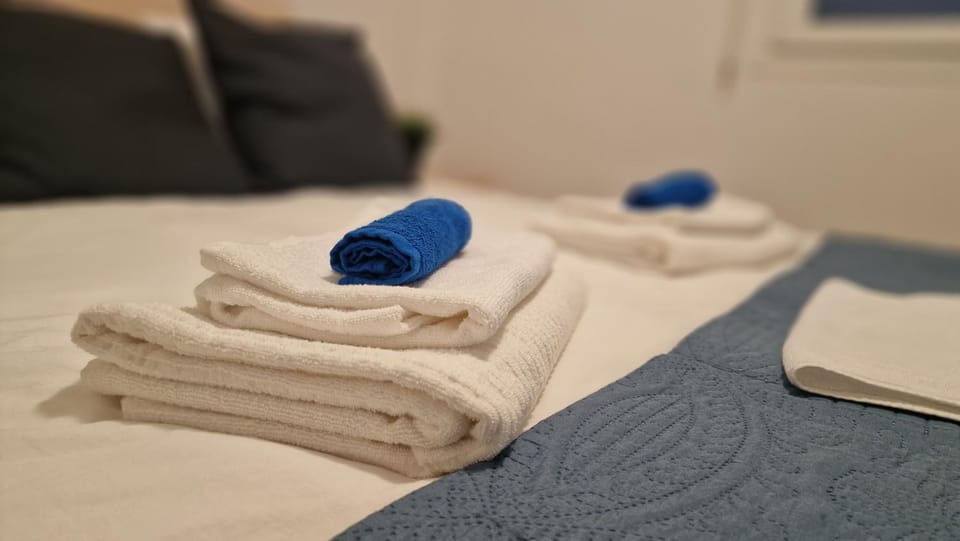 Bed, Bedroom, towels