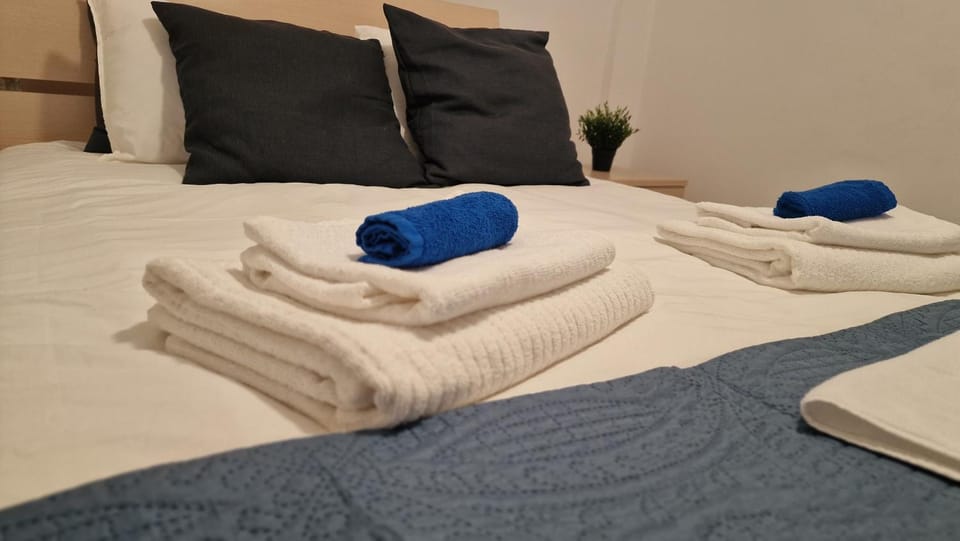 Bed, Bedroom, towels