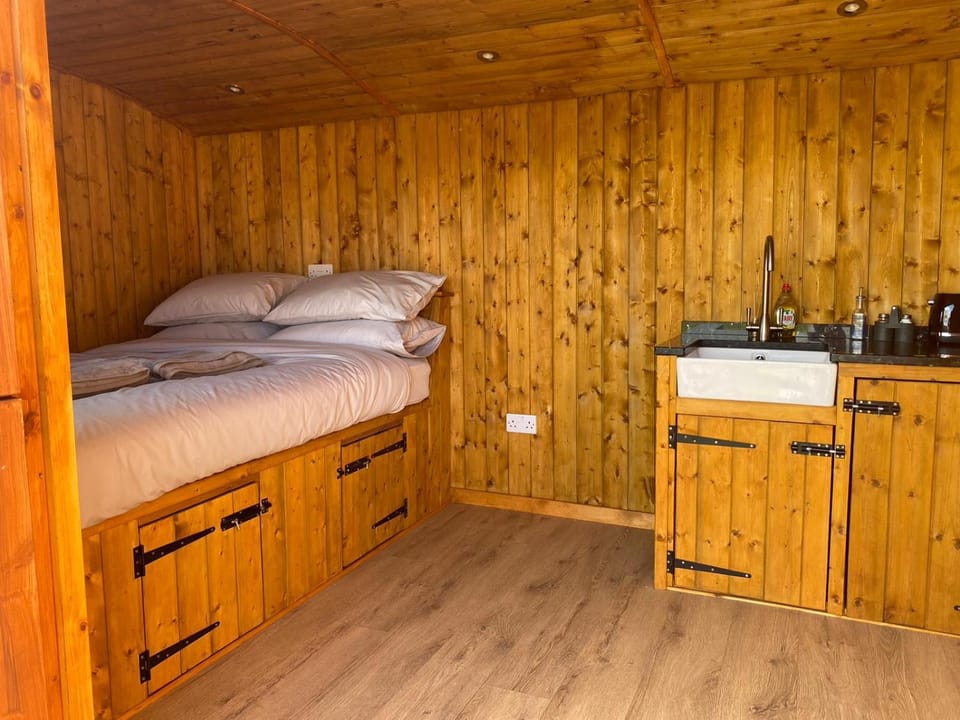 Hot tub, Sauna, Derwen House in Wales