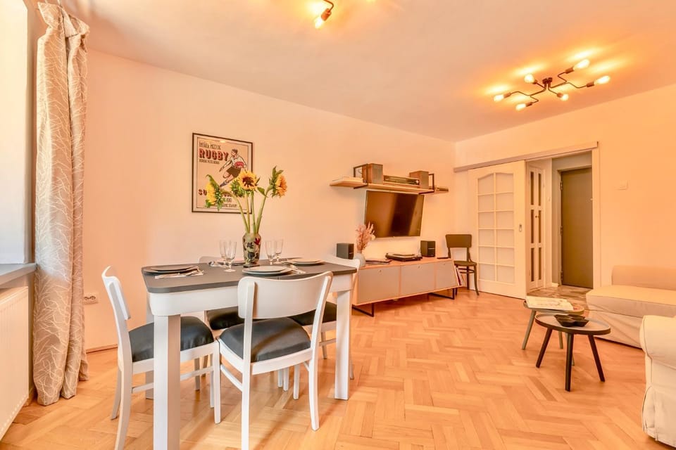 TV and multimedia, Living room, Dining area