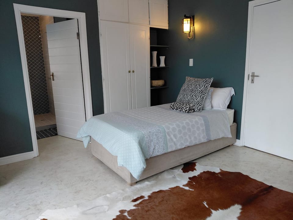 Ocean Blue Suite - Villa Roc Guesthouse, Pet Friendly Bed and Breakfast in Dolphin Coast
