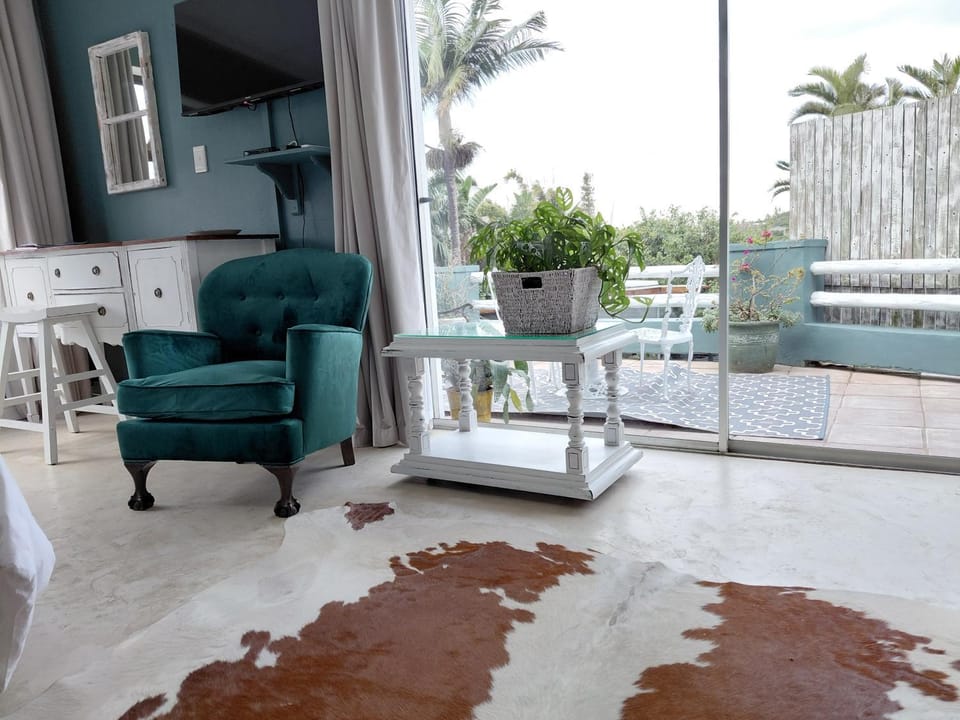 Ocean Blue Suite - Villa Roc Guesthouse, Pet Friendly Bed and Breakfast in Dolphin Coast