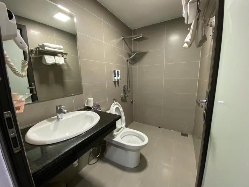 Toilet, towels