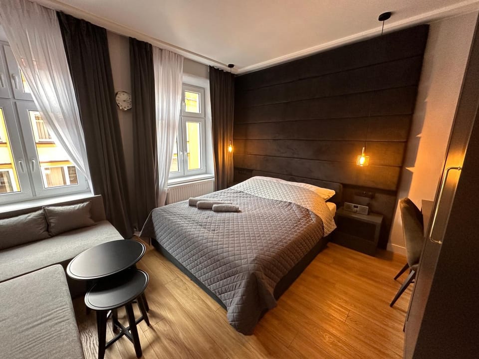 Bed, Living room, Photo of the whole room, Seating area, Bedroom