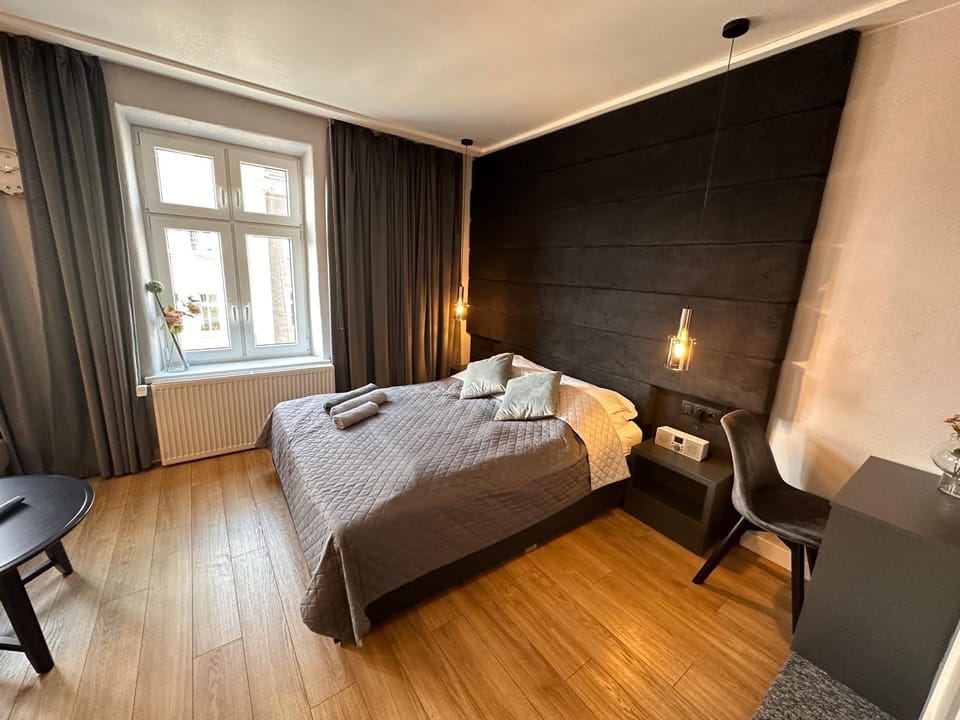 Bed, Photo of the whole room, Seating area, Bedroom