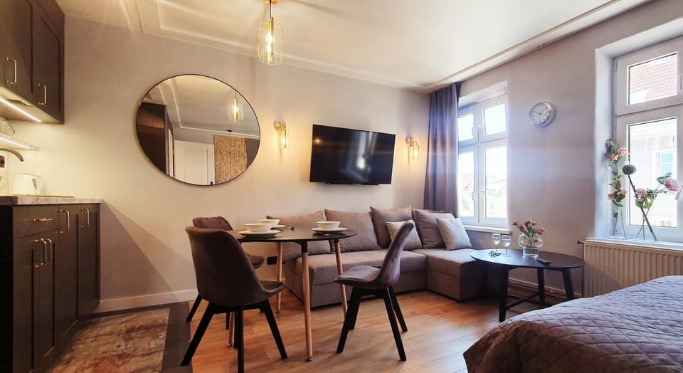 Bed, TV and multimedia, Living room, Photo of the whole room, Seating area, Dining area, Bedroom