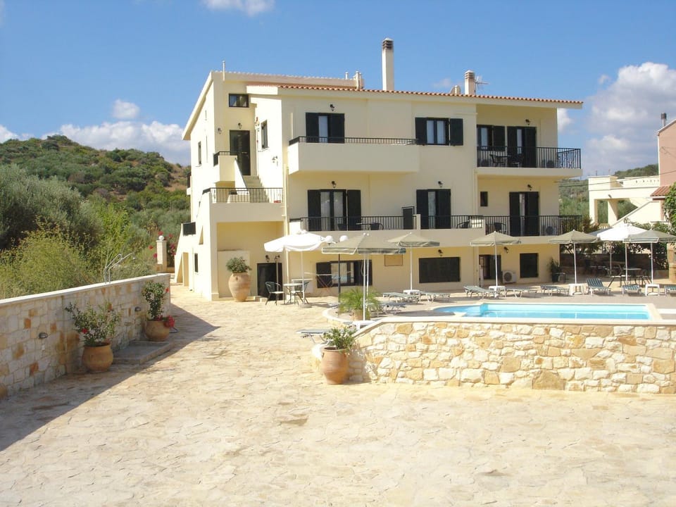 Facade/entrance, Area and facilities