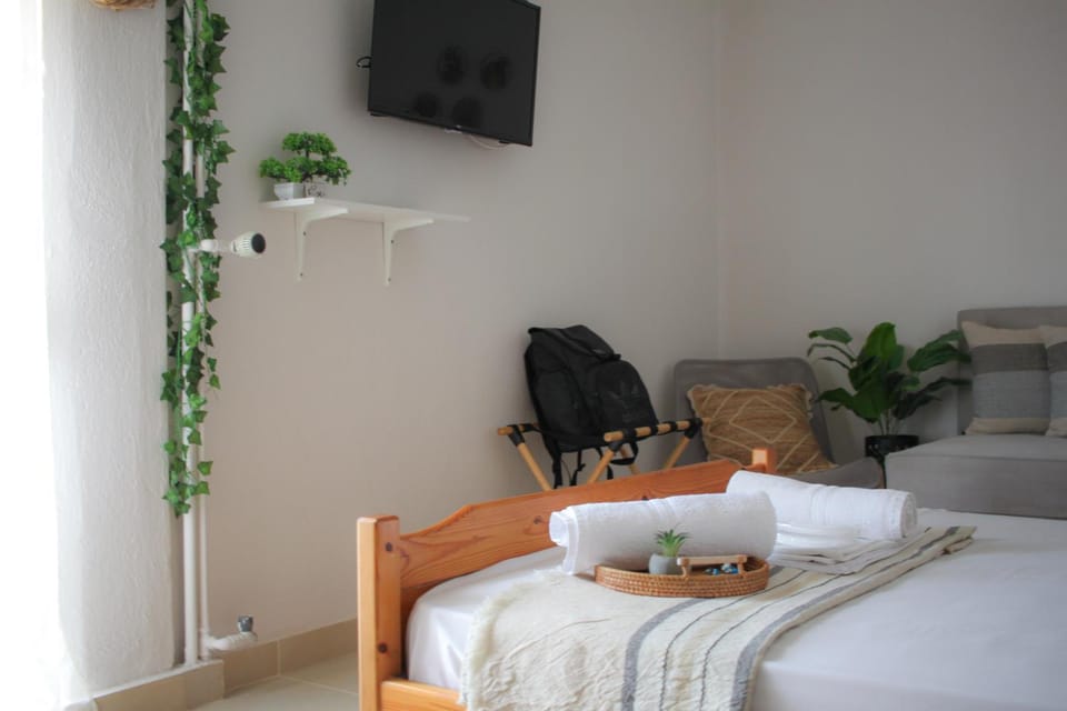 Bed, Photo of the whole room, Seating area, Bedroom, towels