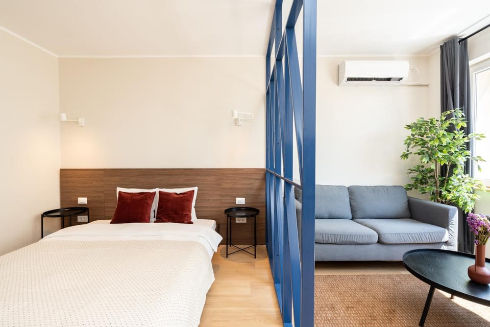 Bed, Seating area
