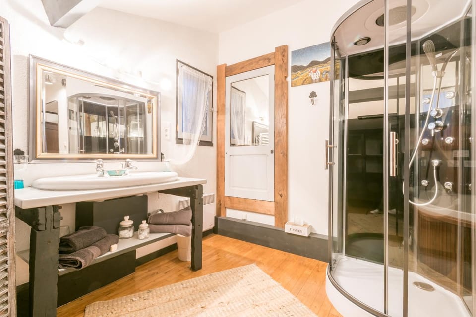 Shower, Toilet, Hot Tub, Bathroom