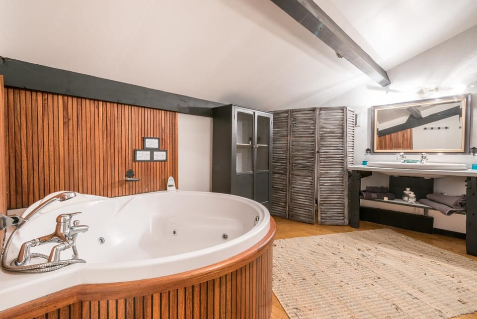 Shower, Toilet, Hot Tub, Bathroom