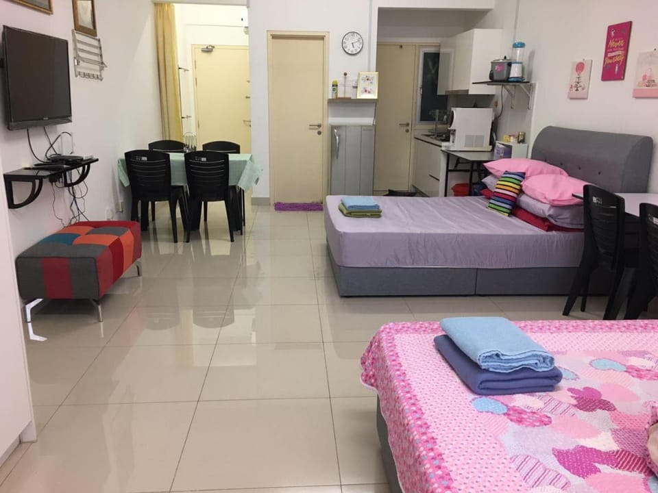 Bed, TV and multimedia, Living room, Photo of the whole room, Dining area, Bedroom