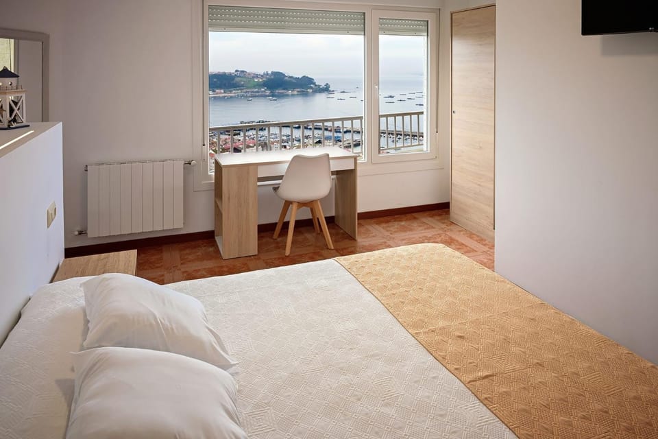 Bed, TV and multimedia, Photo of the whole room, Bedroom, Sea view, internet