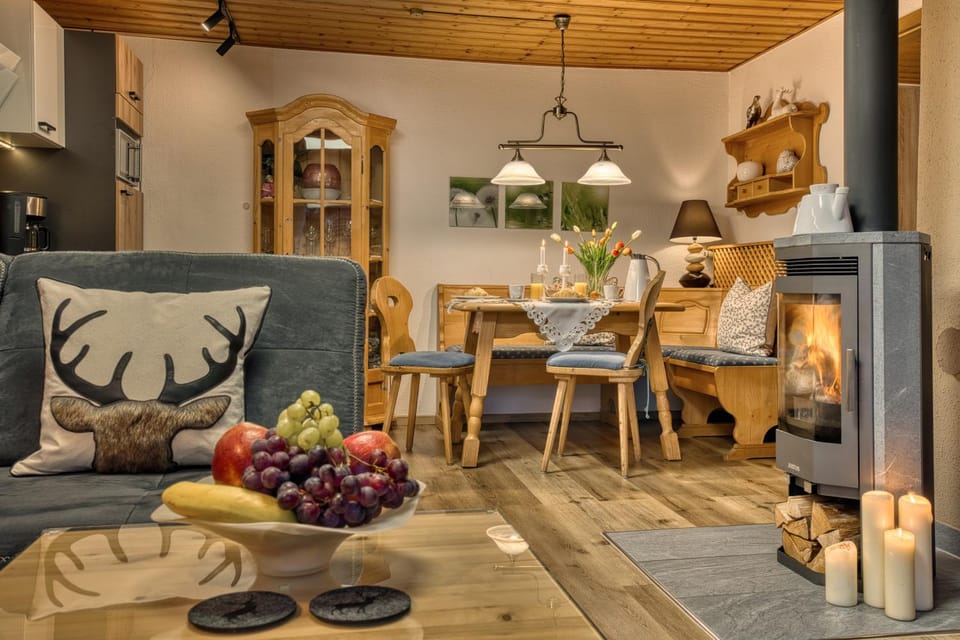 Seating area, Dining area, Food